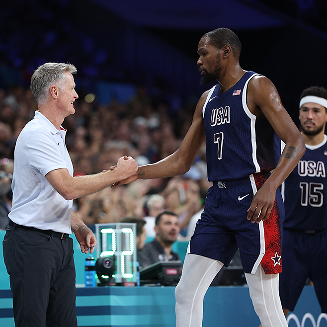 스티브 커(왼쪽) 미국대표팀 감독이 제33회 프랑스 파리하계올림픽 남자농구 12강 C조 1차전에서 세계랭킹 4위 세르비아를 상대로 교체 출전 후 맹활약한 케빈 듀랜트(7번)와 고맙다는 듯 악수하고 있다. 사진=AFP=연합뉴스 제공