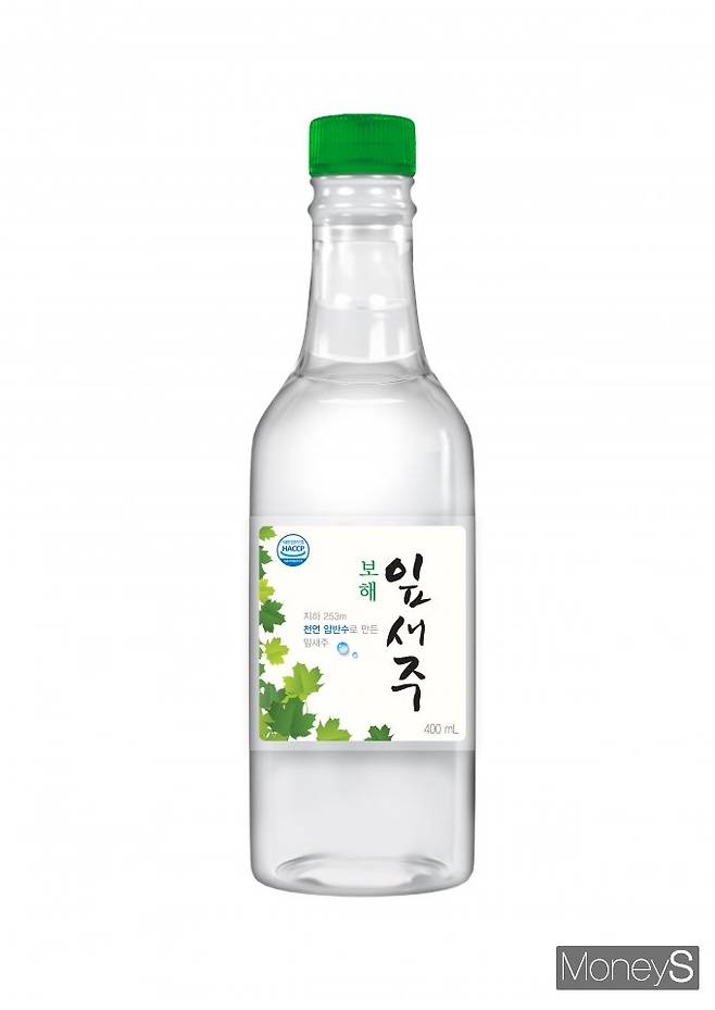 보해양조가 여름 휴가철을 맞아 선보이는 잎새주 400ml 페트 제품/사진=보해양조 제공.