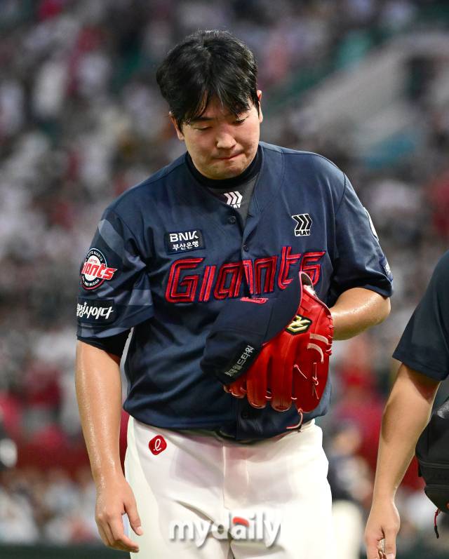 2024년 7월 30일 인천 SSG랜더스필드에서 '2024 신한 SOL Bank KBO리그, 롯데 자이언츠와 SSG 랜더스의 경기가 열렸다. 롯데 최이준이 3회말 2사 후 오태곤 타석 때 어깨 부상으로 교체되고 있다./마이데일리