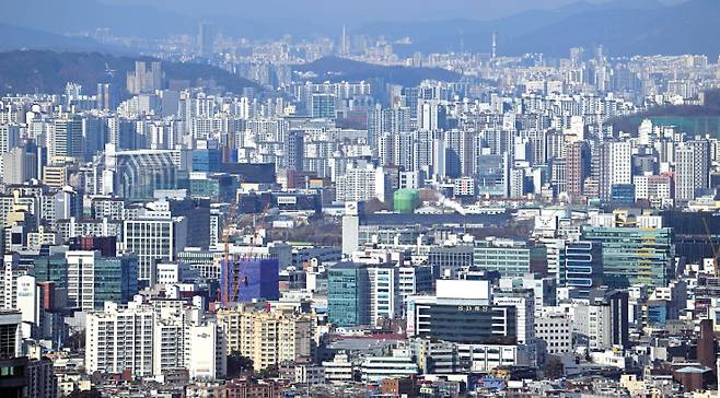 최근 집값 과열 흐름은 서울과 경기도 핵심지의 신축단지에서 두드러지고 있다. 강남3구를 중심으로 신고가가 쏟아지고 있으며, 강북의 성동구는 물론, 위례, 미사 등 신축 아파트가 집중된 하남에서도 신고가 거래가 나오고 있다. 사진은 서울 성동구 일대 아파트 모습 임세준 기자