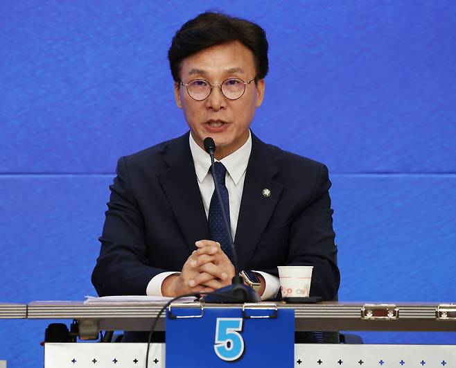 김민석 더불어민주당 최고위원 후보가 25일 오후 서울 여의도 국회도서관 강당에서 열린 더불어민주당 최고위원 후보자 방송토론회에서 발언하고 있다. [연합]