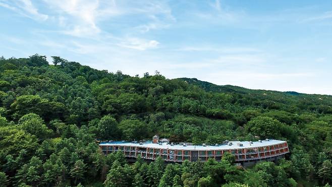 워커힐을 감싼 아차산