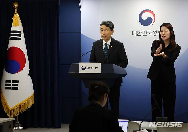 [서울=뉴시스] 배훈식 기자 = 이주호 사회부총리 겸 교육부 장관이 지난 30일 오후 서울 종로구 정부서울청사에서 교육발전특구 2차 시범지역을 발표하고 있다. 2024.07.31. dahora83@newsis.com