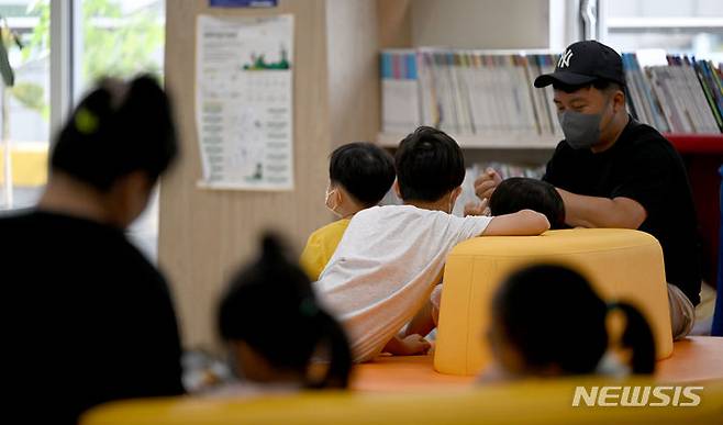 [광주=뉴시스] 김혜인 기자 = 31일 오전 광주 광산구 한 종합병원 소아청소년과에서 보호자가 자녀의 호흡기 질환 진료를 위해 대기하고 있다. 2024.07.31. hyein0342@newsis.com