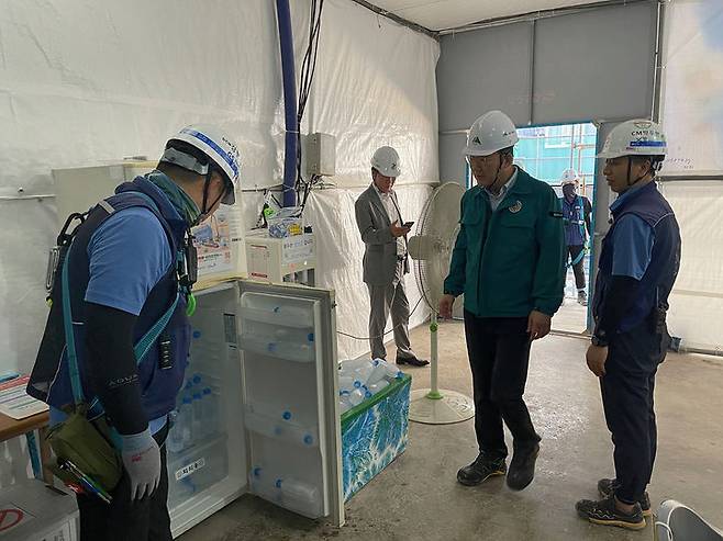 [대구=뉴시스]대구시 관계자가 폭염 대비 건축공사장 현장을 점검하고 잇다(사진=대구시 제공) 2024.07.31 photo@newsis.com *재판매 및 DB 금지