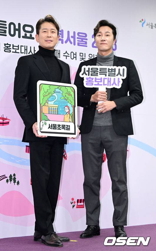 [OSEN=최규한 기자] 16일 오전 서울 중구 서울시청에서 ‘서울특별시 홍보대사 감사패 수여 및 위촉식’이 열렸다.서울시 홍보대사로 위촉된 의사 양재진-양재웅 형제가 포즈를 취하고 있다. 2023.02.16 / dreamer@osen.co.kr