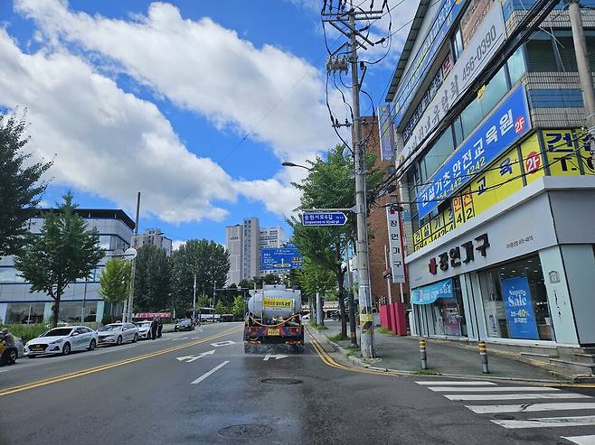 구미시가 폭염 대응조치로 살수차를 운영하고 있다. ⓒ구미시