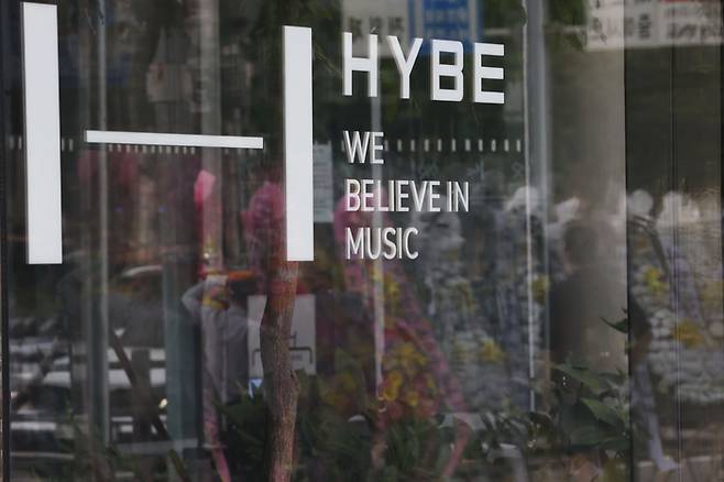 31일 오전 서울 용산구 하이브 사옥 앞에 뉴진스 팬들이 보낸 근조화환이 놓여 있다. 연합뉴스