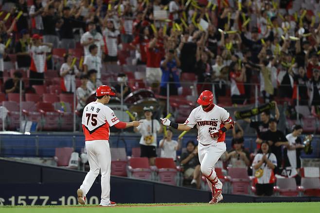 광주 KIA팬들이 31일 열린 두산전 3-30에서 6-30으로 따라가는 변우혁의 3점 홈런에 일어나 환호하고 있다. KIA 타이거즈 제공