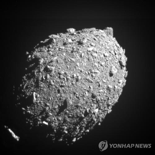 쌍(雙)소행성 궤도수정 실험(DART)서 우주선과 충돌한 소행성 디모르포스  [EPA/NASA/JOHNS HOPKINS APL 제공. EPA 연합뉴스 자료사진]