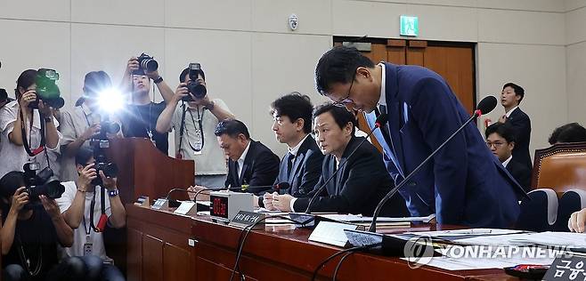 '티몬·위메프 정산 및 환불 지연 사태' 고개 숙인 구영배 큐텐 대표 (서울=연합뉴스) 김주형 기자 = 30일 오전 국회 정무위원회에서 열린 '티몬·위메프 정산 및 환불 지연 사태' 관련 긴급 현안질의에서 구영배 큐텐그룹 대표가 고개를 숙이고 있다. 
    왼쪽부터 박준석 전자지급결제협회 회장, 류화현 위메프 대표, 류광진 티몬 대표, 구영배 큐텐그룹 대표. 2024.7.30 kjhpress@yna.co.kr