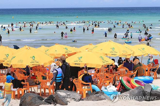 에메랄드빛 제주 바다에서 물놀이 (제주=연합뉴스) 제주도 대부분 지역에 폭염특보가 발효 중인 지난 28일 제주시 조천읍 함덕해수욕장에서 피서객들이 물놀이하고 있다. [연합뉴스 자료사진]