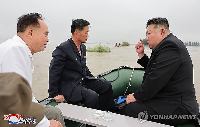 침수지역 돌아보는 북한 김정은 (평양 조선중앙통신=연합뉴스) 북한이 평안북도와 자강도를 비롯한 수해지역들 복구대책을 수립하기 위한 당 중앙위원회 제8기 제22차 정치국 비상확대회의가 김정은 국무위원장 주재로 지난 29일부터 30일까지 평안북도 신의주시에서 진행됐다고 조선중앙통신이 31일 보도했다. 김 위원장이 회의에 앞서 침수지역을 돌아보고 있다. 2024.7.31 
    [국내에서만 사용가능. 재배포 금지. For Use Only in the Republic of Korea. No Redistribution] nkphoto@yna.co.kr