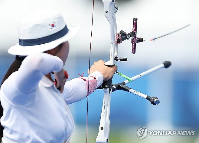 다음 라운드 진출 결정짓는 마지막 한 발 (파리=연합뉴스) 김도훈 기자 = 남수현이 31일(현지시간) 프랑스 파리 레쟁발리드 양궁 경기장에서 열린 2024 파리올림픽 양궁 여자 개인전 64강 이집트 야나 알리와의 대결에서 마지막 활시위를 놓고 있다. 2024.7.31 superdoo82@yna.co.kr