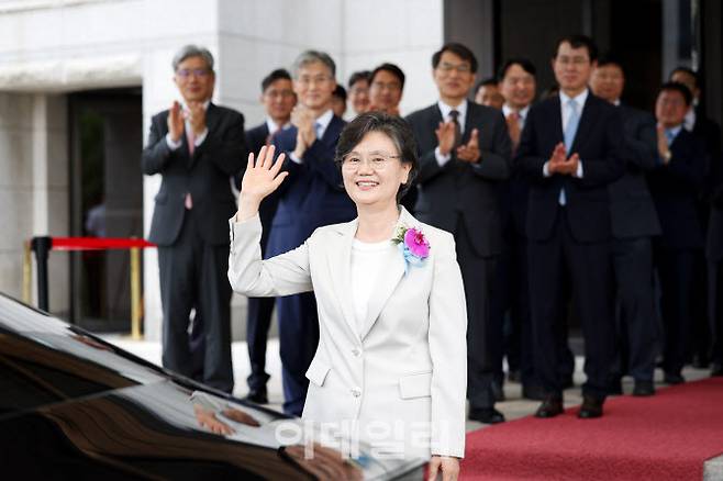 노정희 대법관이 1일 서울 서초구 대법원에서 열린 퇴임식을 마치고 대법원을 나서고 있다. (사진=대법원)