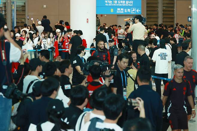 독일 프로축구 바이에른 뮌헨의 선수들이 쿠팡플레이 시리즈 참가를 위해 1일 오전 인천국제공항을 통해 입국하며 팬들에게 사인하고 있다. 바이에른 뮌헨은 오는 3일 토트넘과 경기를 펼친다. 사진=연합뉴스