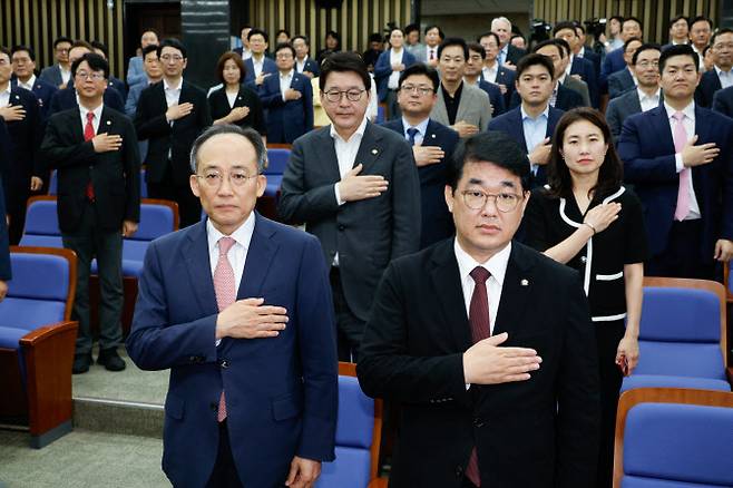 추경호 국민의힘 원내대표(왼쪽)와 배준영 원내수석부대표가 1일 오전 서울 여의도 국회에서 열린 의원총회에서 국민의례를 하고 있다. (사진=뉴스1)