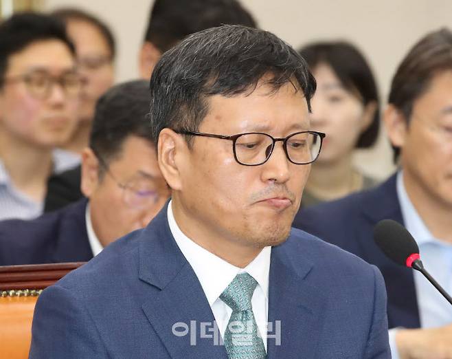 구영배 큐텐 대표가 지난달 30일 서울 여의도 국회 정무위원회에서 열린 ‘티몬·위메프 정산 및 환불 지연 사태’ 관련 긴급 현안질의에 참석해 의원들의 질의를 경청하고 있다. (사진=방인권 기자)