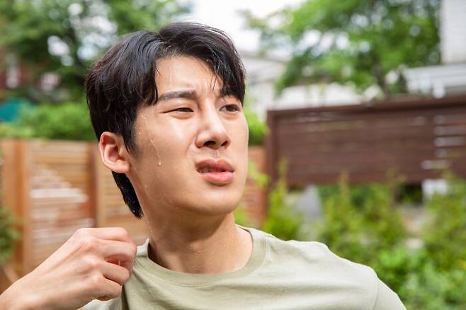 한여름 비오듯 쏟아지는 땀을 줄이려면 냉방과 함께 제습도 관리해야 하고, 마늘이나 향신료, 술 등 냄새가 진한 음식을 자제하면 땀내를 줄일 수 있다. [사진=클립아트코리아]