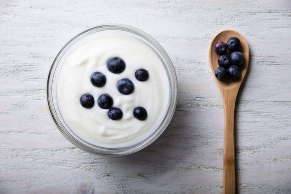 아침에 블루베리와 함께 요구르트를 먹으면 칼슘과 단백질을 보충할 수 있다. [사진=게티이미지뱅크]
