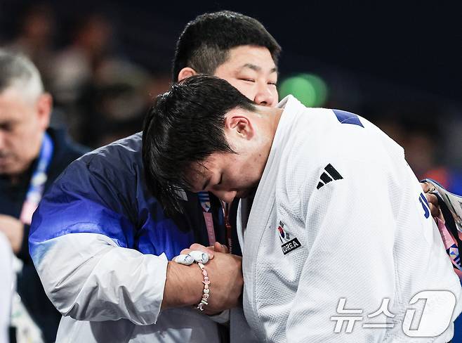 대한민국 남자 유도대표팀 황희태 감독(왼쪽)이 31일 오후(한국시간) 프랑스 파리 샹드마르스 아레나에서 진행된 2024 파리올림픽 유도 남자 90kg급 패자부활전이 끝난 뒤 한판패를 당한 한주엽을 위로하고 있다. 2024.7.31/뉴스1 ⓒ News1 박정호 기자