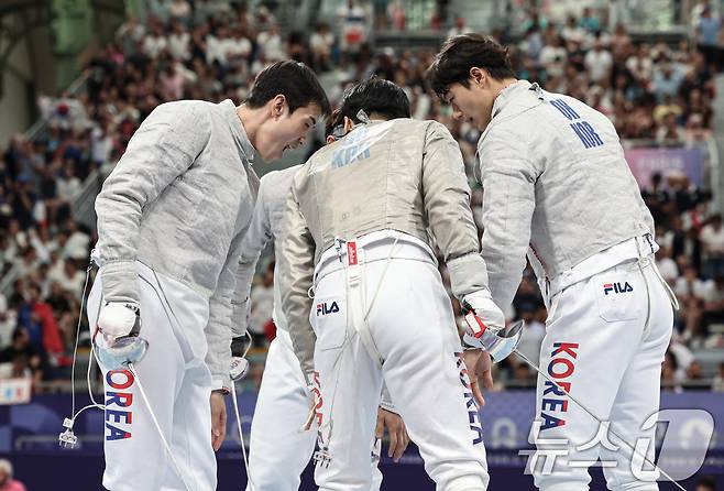 대한민국 펜싱 대표팀 구본길, 오상욱, 박상원, 도경동이 31일(한국시간) 프랑스 파리 그랑 팔레에서 열린 2024 파리올림픽 펜싱 남자 사브르 단체 4강 프랑스와의 경기에 앞서 파이팅을 외치고 있다. 2024.7.31/뉴스1 ⓒ News1 이동해 기자