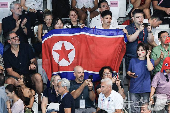 31일 오후(한국시간) 프랑스 생드니 아쿠아틱스 센터에서 열린 2024 파리올림픽 다이빙 여자 싱크로나이즈드 10M 플랫폼 경기를 찾은 북한 선수단을 비롯한 관계자들이 조진미, 김미래 선수를 응원하고 있다. 2024.7.31/뉴스1 ⓒ News1 박정호 기자