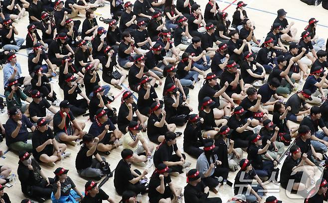 전국삼성전자노동조합 조합원들이 22일 오전 경기 용인시 기흥구 삼성세미콘스포렉스에서 열린 총파업 승리궐기대회에서 구호를 외치고 있다. 2024.7.22/뉴스1 ⓒ News1 김영운 기자