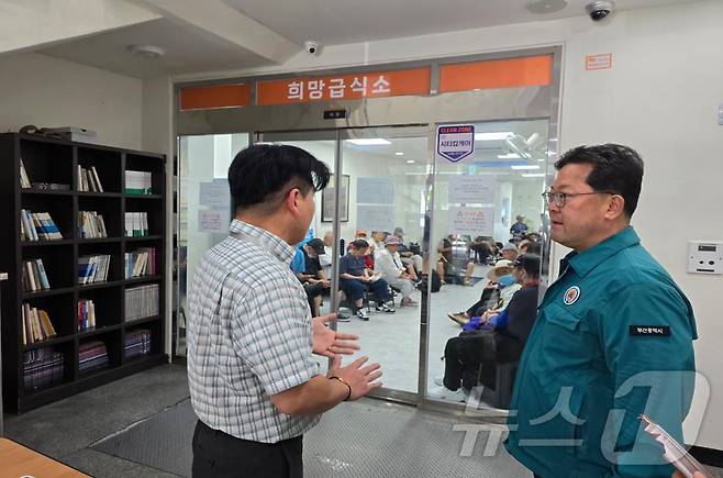 배병철 부산시 사회복지국장이 폭염 대응 현장점검을 하고 있다(부산시청 제공)