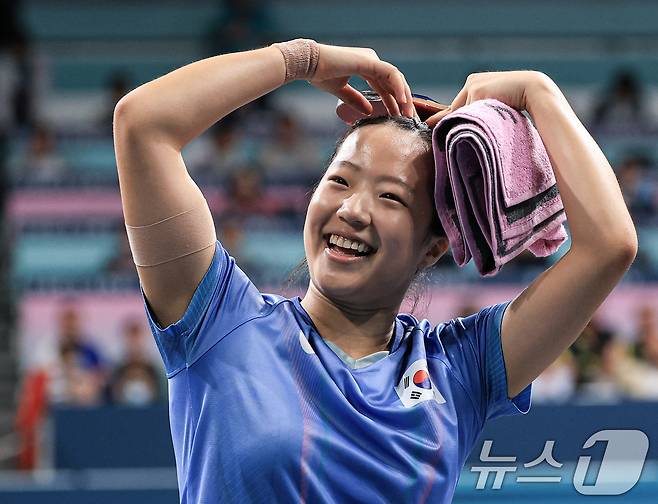 대한민국 탁구 대표팀 신유빈 선수가 1일 오전(한국시간) 프랑스 파리 사우스 파리 아레나 4에서 열린 '2024 파리올림픽' 탁구 여자 단식 16강 미국의 릴리 장 선수와의 경기에서 승리한 후 하트를 그려보이고 있다. 2024.8.1/뉴스1 ⓒ News1 박정호 기자