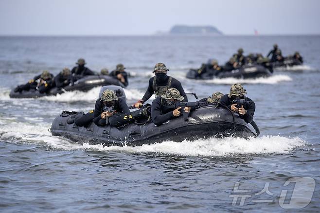 육군 특전사 귀성부대가 지난 7월 22일부터 2주간 충남 태안 안면도 일대에서 해상침투훈련을 실시했다고 1일 밝혔다. 사진은 특전대원들이 IBS(고속 고무보트)를 활용해 해상침투 훈련을 하는 모습. (육군 제공) 2024.8.1/뉴스1