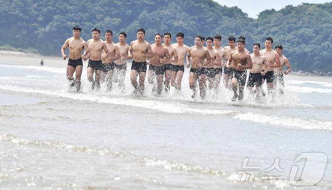 육군 특전사 귀성부대가 지난 7월 22일부터 2주간 충남 태안 안면도 일대에서 해상침투훈련을 실시했다고 1일 밝혔다. 사진은 귀성부대 특전대원들이 서해 해변에서 체력단련을 하는 모습. (육군 제공) 2024.8.1/뉴스1