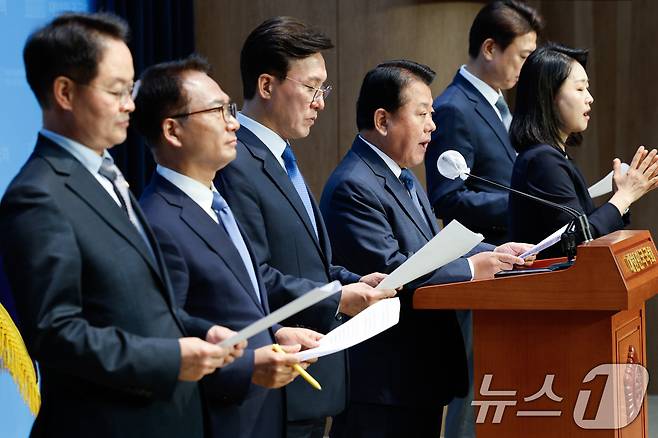 더불어민주당 국회 국방위원회 소속 허영(왼쪽부터), 박선원, 김민석, 김병주, 부승찬 의원. 2024.6.4/뉴스1 ⓒ News1 안은나 기자