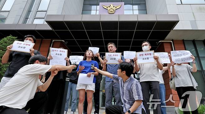 티몬·위메프 미정산 피해 판매자들이 1일 오전 서울 강남경찰서 앞에서 큐텐 구영배 회장과 목주영 대표, 티몬 류광진 대표, 위메프 류화현 위메프 대표를 고소하기 앞서 입장을 밝히고 있다. 2024.8.1/뉴스1 ⓒ News1 장수영 기자