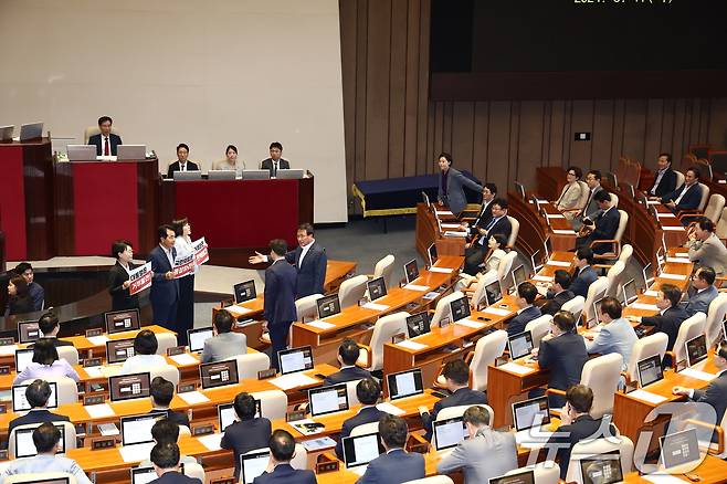 전종덕(단상 앞 왼쪽부터), 윤종오, 정혜경 진보당 의원이 1일 오후 서울 여의도 국회에서 제416회국회(임시회) 제2차 본회의에 앞서 국민의힘 의원들을 향해 '대통령은 거부말라', '국민의힘은 동참하라'라고 적힌 손팻말을 들고 있다. 2024.8.1/뉴스1 ⓒ News1 김민지 기자