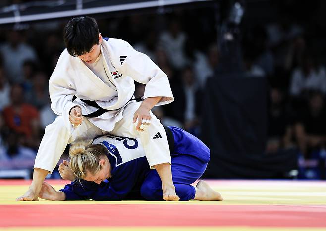 대한민국 유도대표팀 윤현지가 1일(한국시간) 프랑스 파리 샹 드 마르스 아레나에서 열린 2024 파리올림픽 유도 여자 -78kg 토너먼트 32강 경기에서 영국의 엠마 리드와 자웅을 겨루고 있다. 2024.8.1/뉴스1 ⓒ News1 박정호 기자