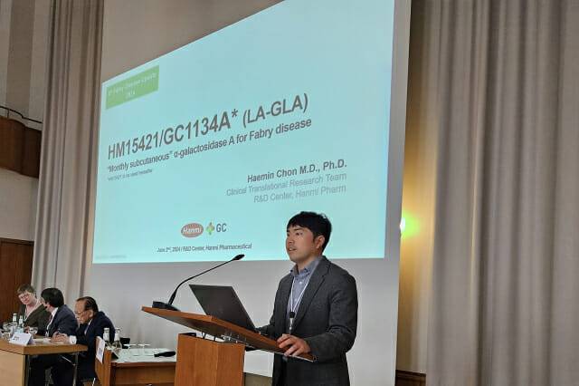 한미약품 R&D센터 임상이행팀 전해민 이사가 최근 독일 함부르크에서 열린‘Update on Fabry Disease 2024’에서 파브리병 치료제 ‘LA-GLA’의 최신 연구 성과를 발표하고 있는 모습.(사진=한미약품)