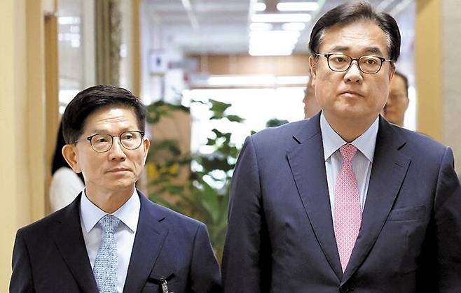 31일 고용노동부 장관 후보자로 지명된 김문수(왼쪽) 경제사회노동위원장이 정진석 대통령 비서실장과 함께 서울 용산 대통령실 청사 브리핑룸에 입장하고 있다. /뉴스1