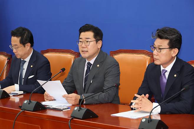 더불어민주당 박찬대 당대표 직무대행 겸 원내대표(가운데)가 1일 오전 서울 여의도 국회에서 열린 정잭조정회의에서 발언하고 있다. /연합뉴스