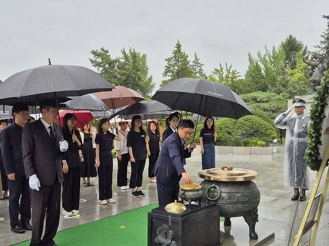 경기도교육청율곡연수원 관계자들이 지난 18일 현충원을 참배하고 있는 모습.ⓒ경기도교육청 제공