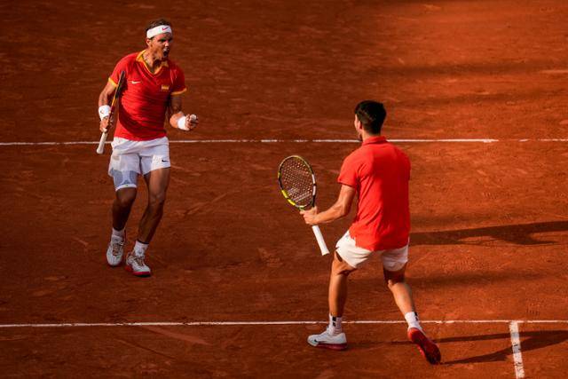 라파엘 나달(왼쪽)과 카를로스 알카라스가 지난달 30일(현지시각) 프랑스 파리의 롤랑가로스 경기장에서 열린 2024 파리올림픽 테니스 남자 복식 2차전에서 탈론 그리에크스푸르-베슬리 쿨호프 조(네덜란드)와 경기하고 있다. 파리=AP 뉴시스