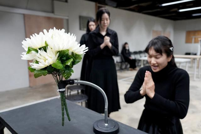 극단 성북동비둘기가 2022년 선보인 신작 '알바의집, 배로나르다'의 쇼케이스 한 장면. 극단 성북동비둘기 제공