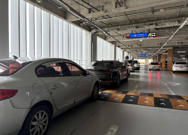지난달 30일 오후 인천국제공항 제2여객터미널 단기주차장 통로에 차량들이 주차돼 있다. 이환직 기자