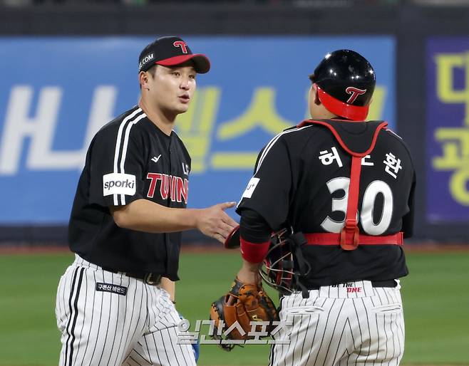 LG 트윈스와 kt위즈의 2023 KBO 한국시리즈 4차전 경기가 11일 오후 수원 KT위즈파크에서 열렸다. LG가 15-4로 대승을 거두고 4차전을 승리, 우승에 1승을 남겨두었다, 경기종료후 투수 최원태와 포수 허도환이 기뻐하고있다. 수원=정시종 기자 capa@edaily.co.kr /2023.11.11.