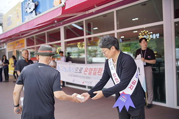 한국도로공사 충북본부는 1일 대한산업보건협회 충북지역본부와 합동으로 충북 청주 오창(하남)휴게소에서 고속도로 이용객과 휴게소 근로자들의 건강한 여름을 보내기 위한 프로그램을 운영했다. [사진=한국도로공사 충북본부]