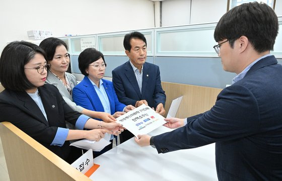 용혜인(왼쪽부터) 기본소득당 대표, 이해민 조국혁신당, 김현 더불어민주당, 윤종오 진보당 의원이 1일 오후 서울 여의도 국회에서 이진숙 방송통신위원장 탄핵소추안을 의안과에 제출하고 있다.뉴스1