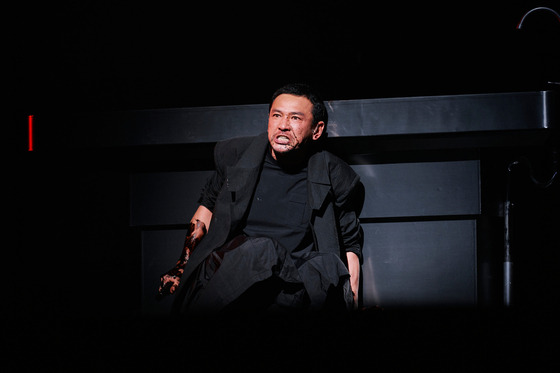 Shakespeare’s “Macbeth,″ starring veteran actor Hwang Jung-min, above, is being staged at the National Theater of Korea in central Seoul. [JOONGANG ILBO]