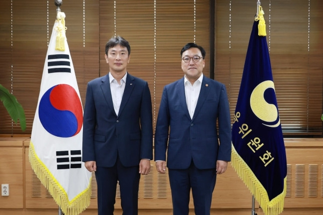 김병환 금융위원장(오른쪽)과 이복현 금융감독원장.    금융위원회 제공