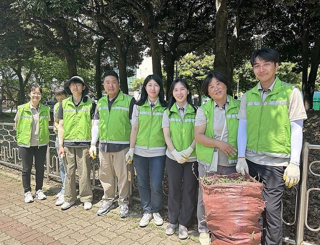 지난달 10일 가로수 입양제에 참여한 도로교통공단 제주지부 직원들이 가로수 주변을 정리한 뒤 기념 촬영을 하고 있다. 이날 제주도 낮기온은 29.2도로 올해 들어 가장 무더웠다. 문정임 기자