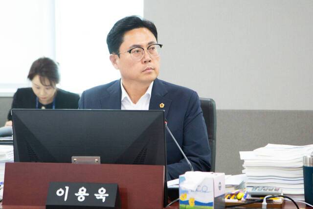 이용욱 더불어민주당 경기도의회 의원(파주3)이 경기도의회 상임위원회에서 질의하고 있다. 경기도의회 제공